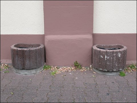 Unbepflanzte Pflanzsteine in Frankfurt (Main)