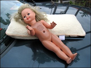 nackte Puppe auf einem Flohmarkt