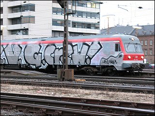 beschmierter VT 614-Triebwagen in Fürth (Bay) Hbf