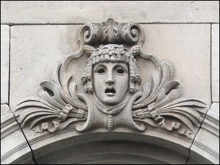 Maskenrelief am Stadttheater