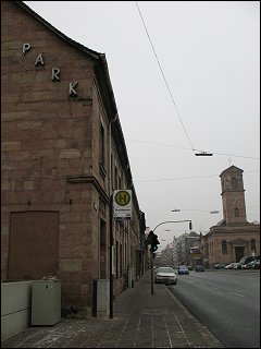 Giebel vom Haus Königstr. 115 gegenüber dem Fürther Stadttheater