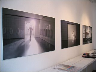 Ausstellung 'PutzMunter' mit einer Installation und Fotos von Peter Schmidt