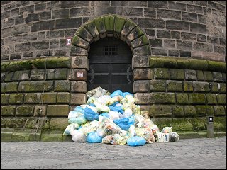 Plastikmüll-Säcke vor dem Nürnberger Königstorturm