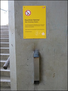 übriggebliebenes Montageprofil eines längst abmontierten Aschenkübels
