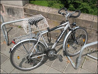 vor der Nürnberger Stadtmauer abgestelltes Fahrrad