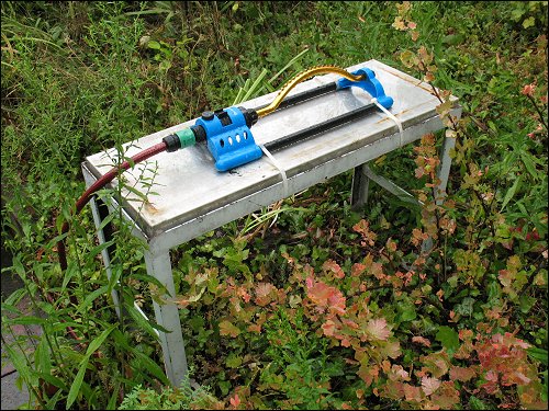 selbstgebastelte, autonome Schrebergarten-Bewässerungsanlage