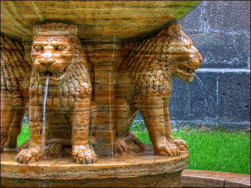 kunstvoll gestalteter Brunnen vor der Klosterkirche Maria Laach