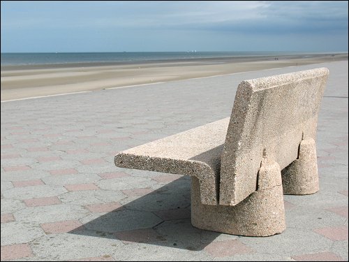 Beton-Bank am Strand von Dünkirchen