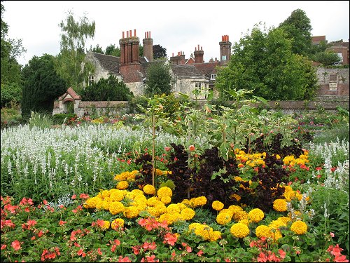 gepflegte Gartenlandschaft (Lewes, Southover Grange Gardens)