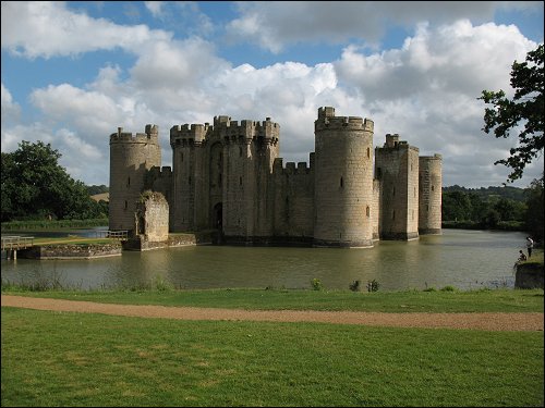 eine von den unzähligen Burgen Englands (Bodiam Castle)