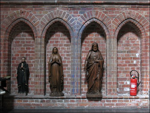 Sortiment Heiligenfiguren in der Kirche von Veurne (Belgien)