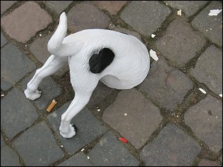 ein halber Plastikhund in der Fußgängerzone zu Aachen