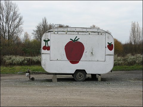 mobiles Obstgeschäft im Winterschlaf am Rande Nürnbergs