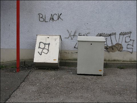 Blechkästen auf Discountmarkt-Parkplatz (Fürth, Salzstraße)