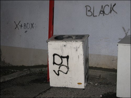 Blechkästen auf Discountmarkt-Parkplatz (Fürth, Salzstraße)