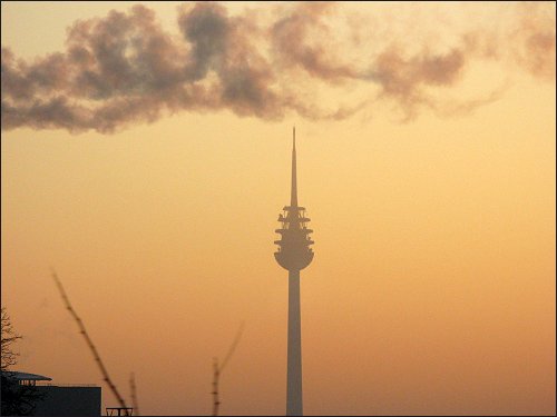 Blick aus dem gen Fürth eilenden Feierabendzug auf den Nürnberger Fernsehturm