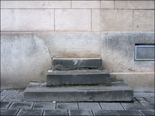 eine gemauerte Merkwürdigkeit in der Karolinenstraße