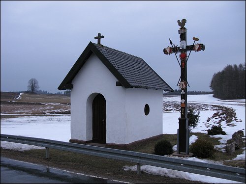 kleine Kapelle am Straßenrand