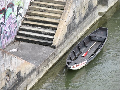 rotweißes Rettungsboot