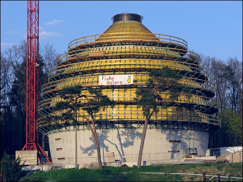 städtischer Ostergruß am neuen Faulturm der Fürther Kläranlage