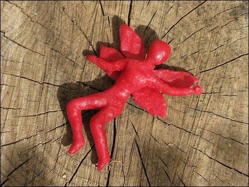 von Jenni Beyer aus Babybel-Wachs geformte Figur