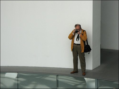 Besucher der Pinakothek der Moderne zu München