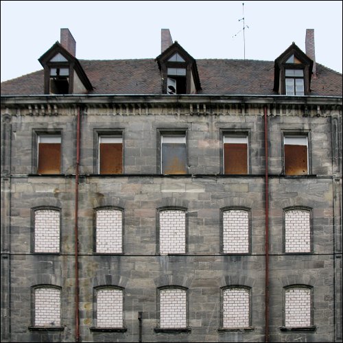 gesicherter Altbau an der Nürnberger Schloßäckerstraße