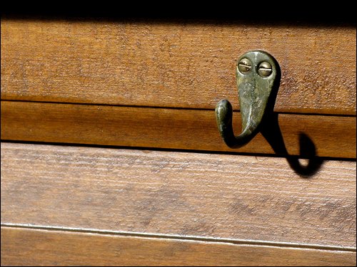 Taschenhaken an der Rückseite einer Bank in der Fürther Kirche St. Heinrich