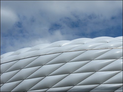 bei schneller Vorbeifahrt eingefangene Allianz-Arena im Norden Münchens