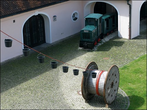 ein alter Lorenzug mit Gmeinder-Lok und eine Kunst-Installation von Herta Wimmer-Knorr