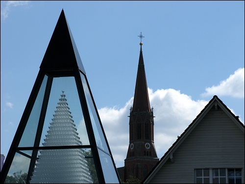 Kontrast von Kommerz gegen Kirche in Zwiesel