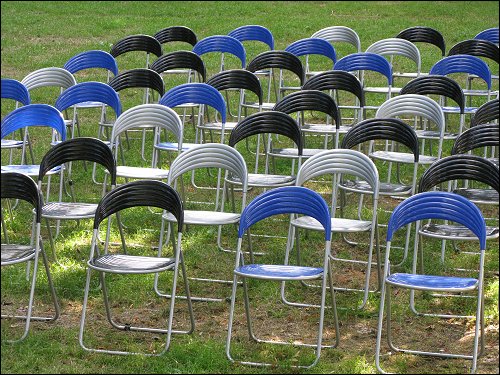 verwaiste Bühnen-Bestuhlung in einem kleinen Park an der Stadtmauer Schärdings