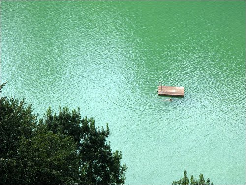 Blick auf das Wöhrsee-Freibad von Burghausen