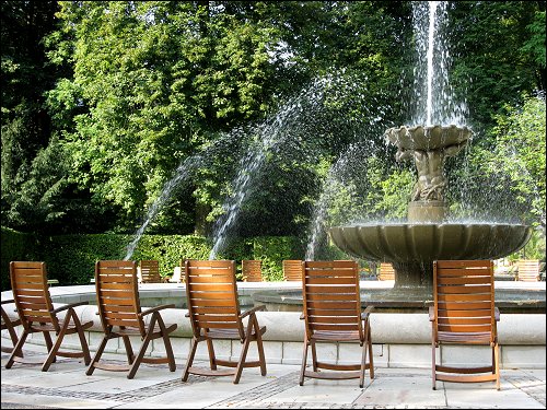 Stühle für Kurgäste am mit Salzsole betriebenen Springbrunnen