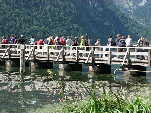 Wartende an der Bootsanlegestelle am Südzipfel des Königssees