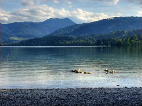 Blick auf und über den abendlichen Tegernsee bei Kaltenbrunn