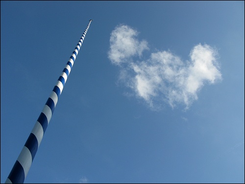 schmuckloser Maibaum beim Kloster Andechs