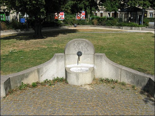 der ausgetrocknete Brunnen nahe dem Bahnhofshochhaus