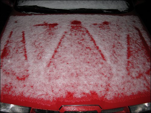 Der erste Schnee des Jahres auf den Motorhauben abgestellter Autos