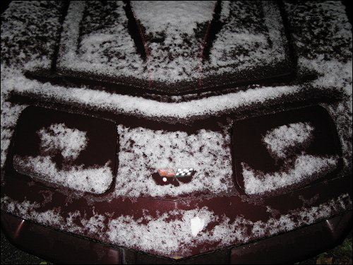 Der erste Schnee des Jahres auf den Motorhauben abgestellter Autos
