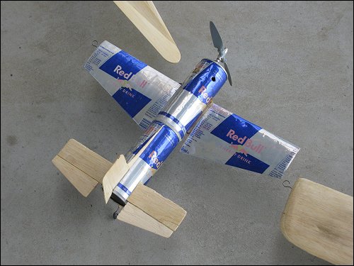 Fesselflugmodell aus 'Red Bull'-Dosen