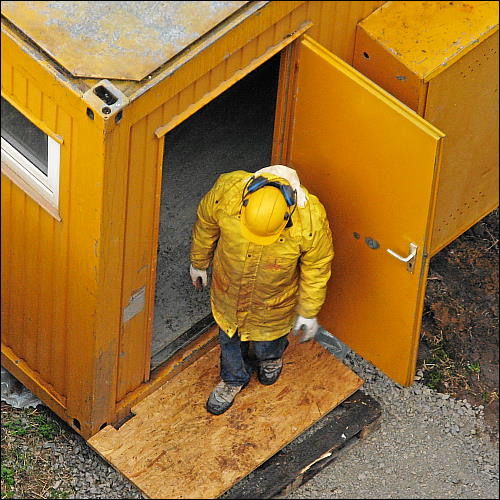 ordnungsgemäß schutzbekleideter Bauarbeiter von oben