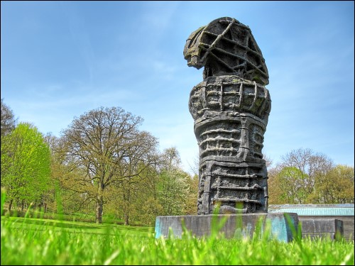 Skulptur im Garten von Schloß Derneburg