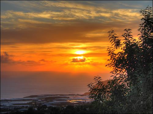 abendlicher Terrassenblick in den Sonnenuntergang