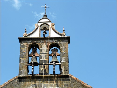 ein kleines Kirchlein mit offenliegendem heiligen Bimbam