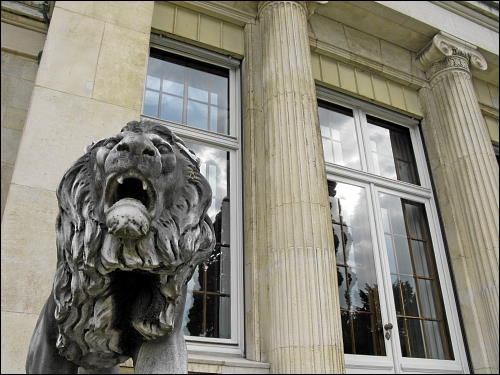 fauchender Löwe aus Stein, die Villa Hügel bewachend