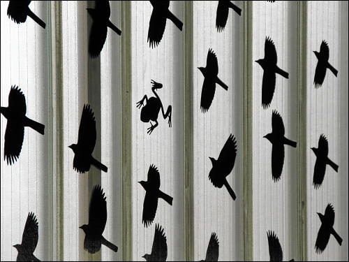 von Schelmenhand ergänzte Vogelschutz-Aufkleber in der U-Bahn-Station Nürnberg-Muggenhof