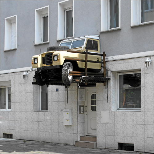 ungewöhnliches Vordach an einem Hotel in der Nürnberger Südstadt