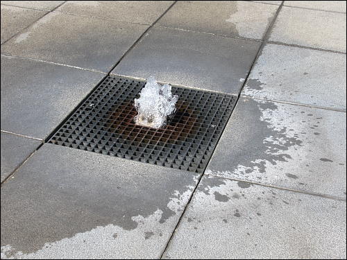 Wasserspiel am Willy-Brandt-Platz zu Nürnberg