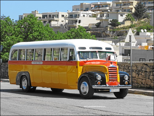 traditioneller Bus auf Nostalgie-Trip